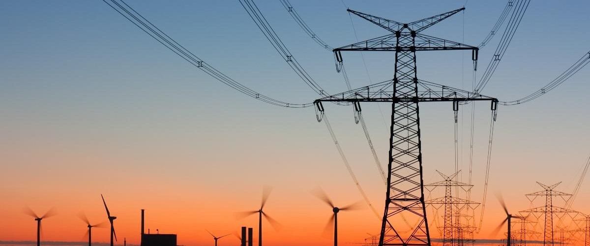 Agência Internacional de Energias Renováveis propõe aceleração da transição energética e destaca importância da energia cooperativa
